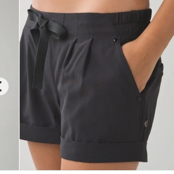 Lululemon Spring Break Away Black Shorts Size 8 - Picture 2 of 8
